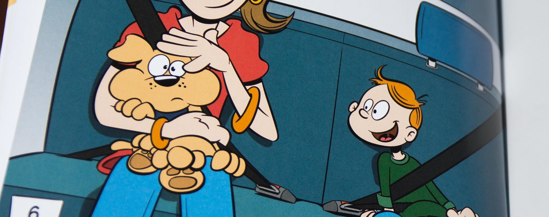 Close-up Wooofie komt thuis, in de auto Wooofie wordt een beetje misselijk in de auto. Een close-up van het opengeslagen boekje